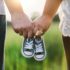 Małżeństwo trzymające buciki od dziecka